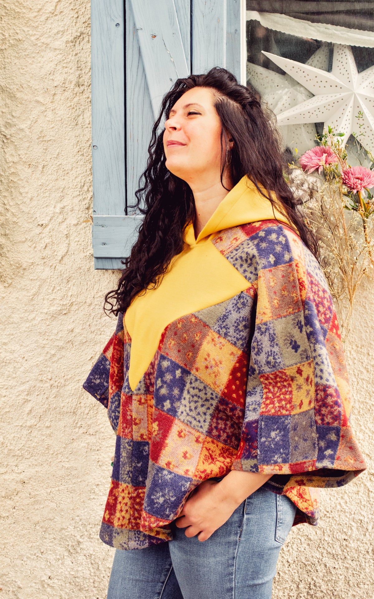 Skadi - Poncho de lactancia con capucha