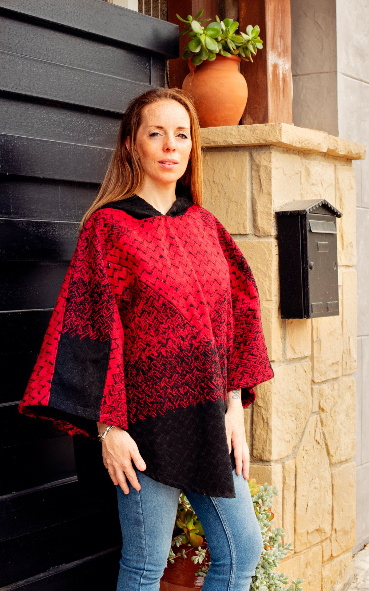 Skadi - Poncho de lactancia con capucha