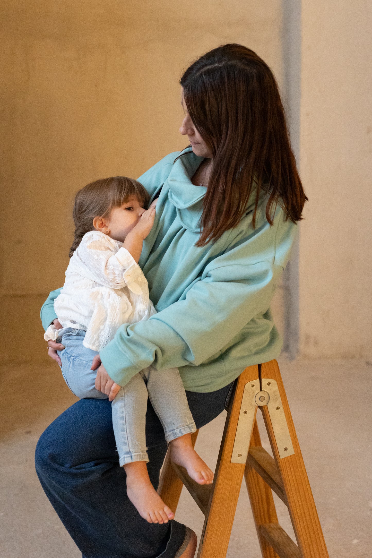 Sudadera de lactancia cómoda. Color azul clarito. Hakuna Mateta lacta y sé feliz.