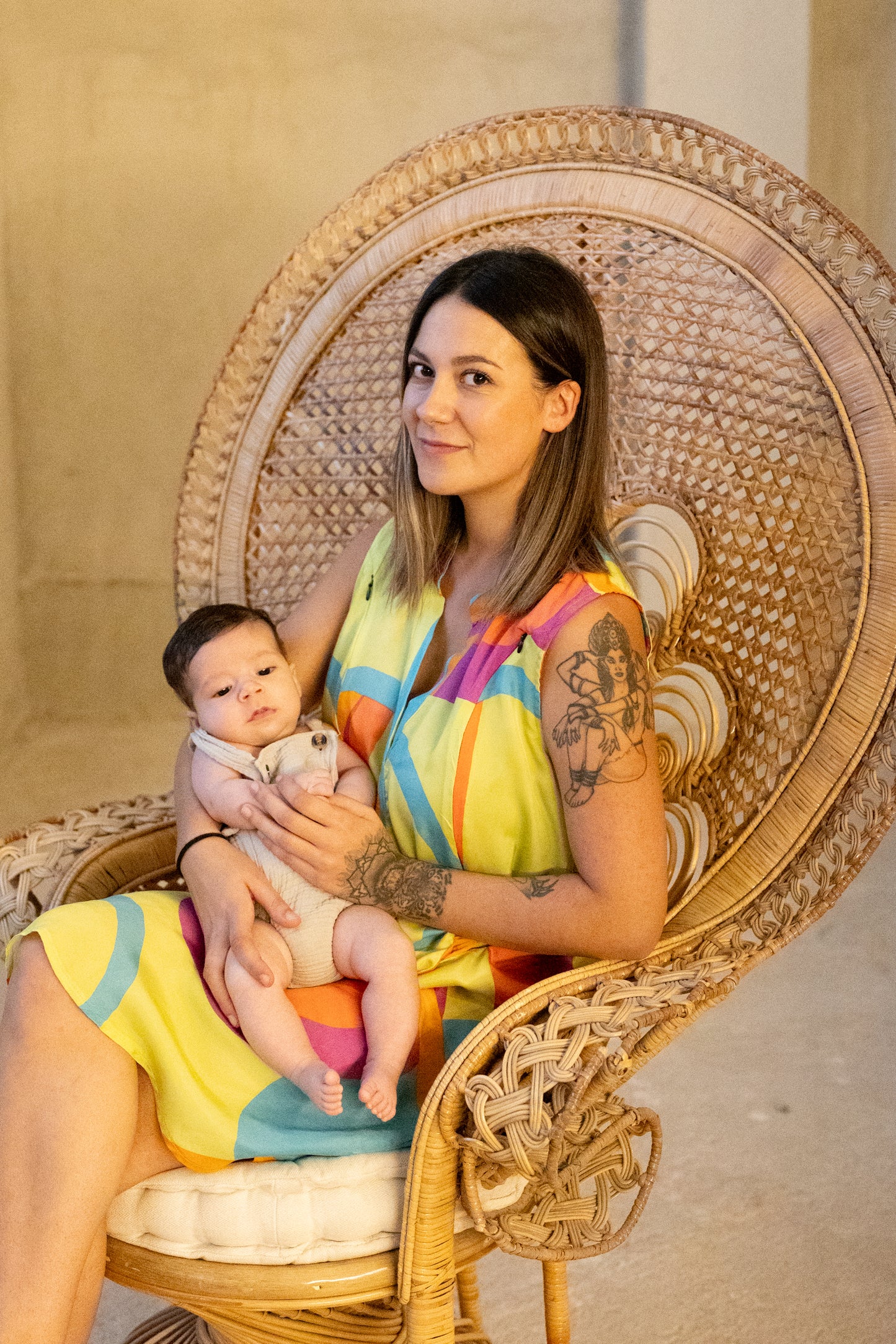 Vestido corto de lactancia. Estampado colores. Hakuna Mateta lacta y sé feliz.