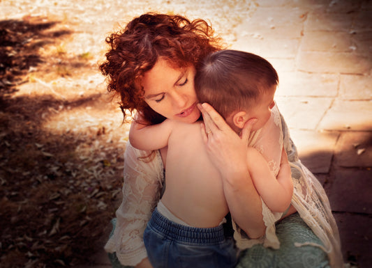 Abrazo de mamá a su hijo pequeño