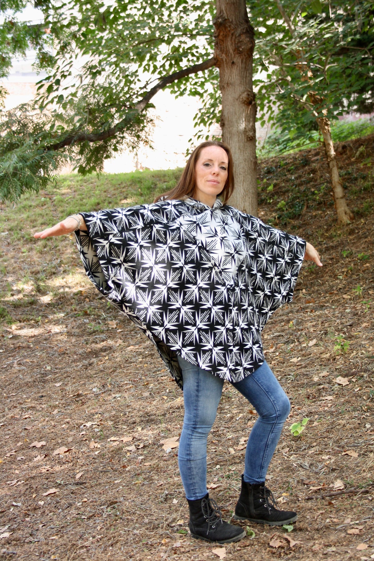 Skadi - Poncho de lactancia con capucha