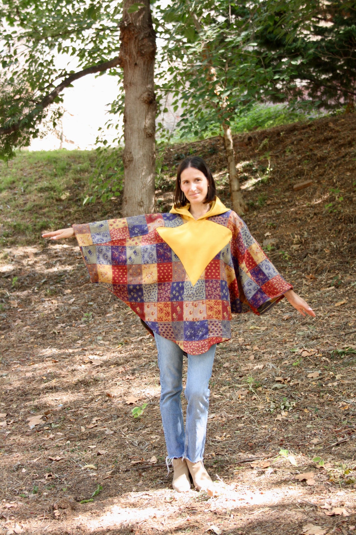 Skadi - Poncho de lactancia con capucha