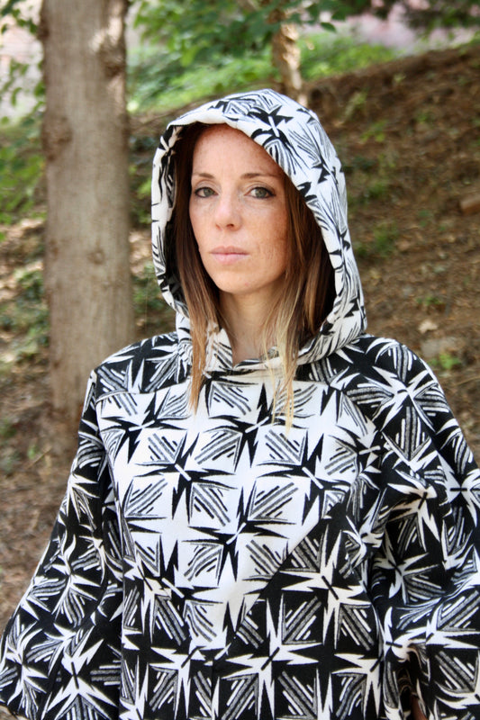Skadi - Poncho de lactancia con capucha