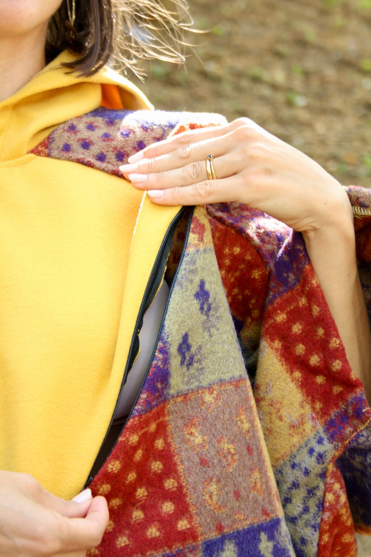 Skadi - Poncho de lactancia con capucha