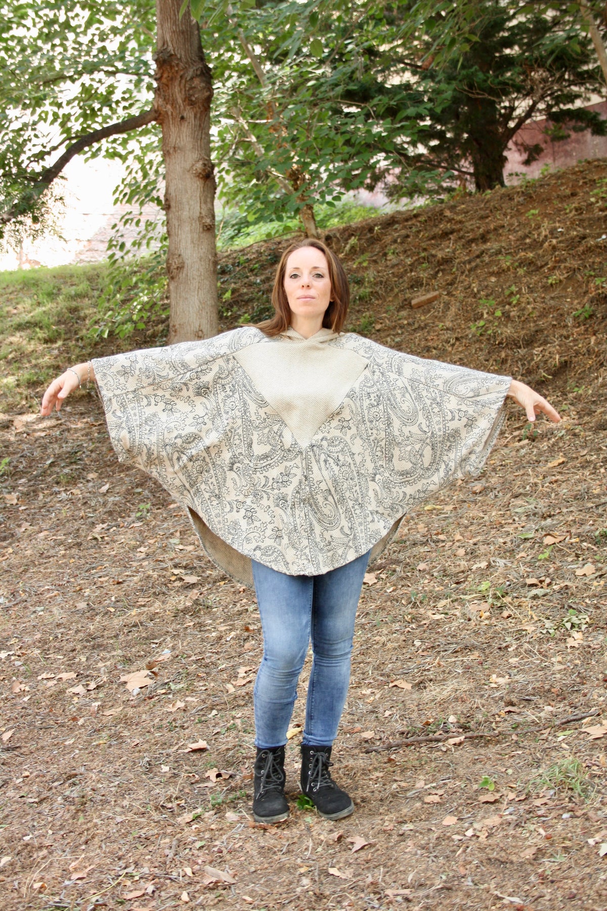 Skadi - Poncho de lactancia con capucha