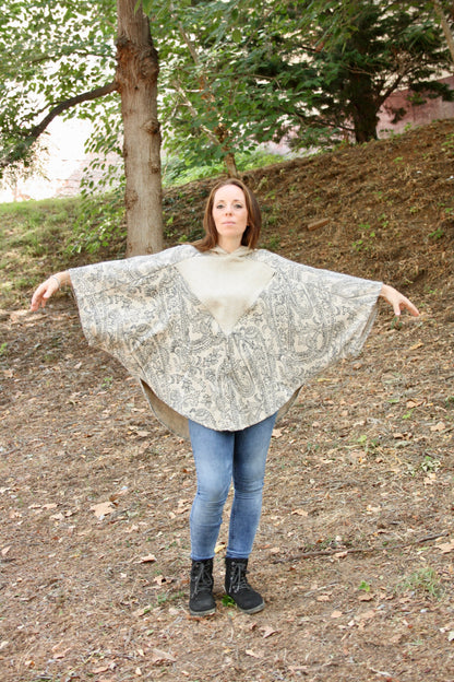 Skadi - Poncho de lactancia con capucha