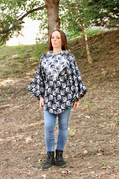 Skadi - Poncho de lactancia con capucha