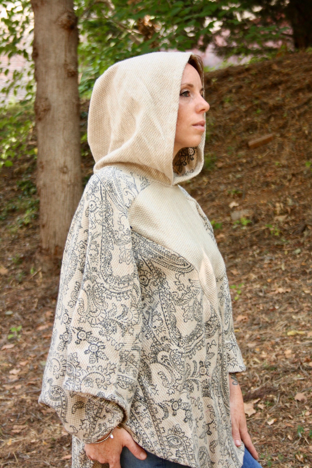 Skadi - Poncho de lactancia con capucha