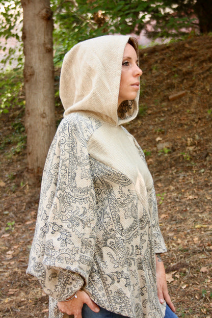 Skadi - Poncho de lactancia con capucha