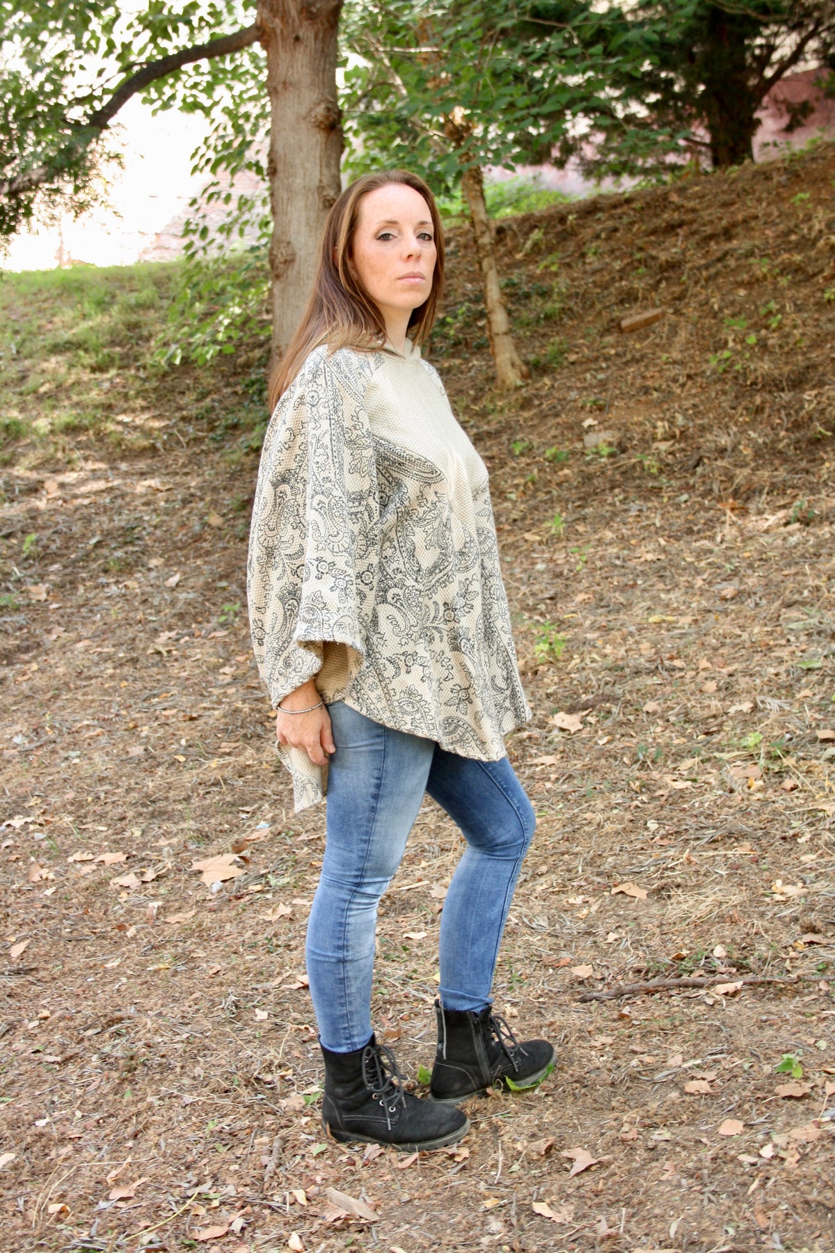 Skadi - Poncho de lactancia con capucha