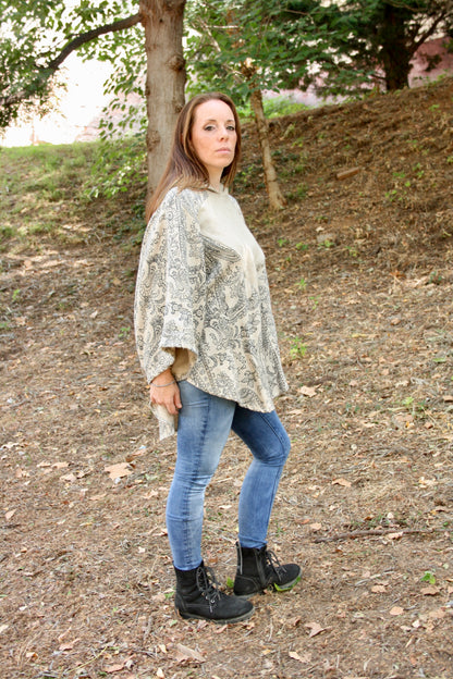 Skadi - Poncho de lactancia con capucha