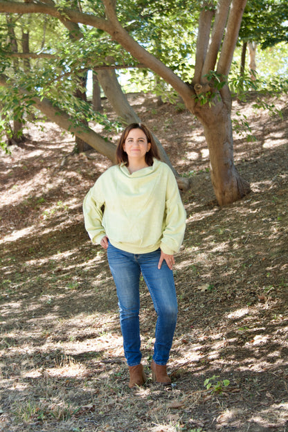 Sudadera de lactancia en verde lima pastel oversize con cuello desbocado, mangas abullonadas, vaqueros y botines marrones