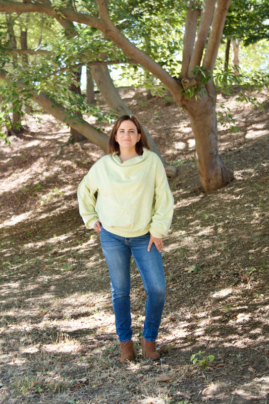 Sudadera de lactancia en verde lima pastel oversize con cuello desbocado, mangas abullonadas, vaqueros y botines marrones