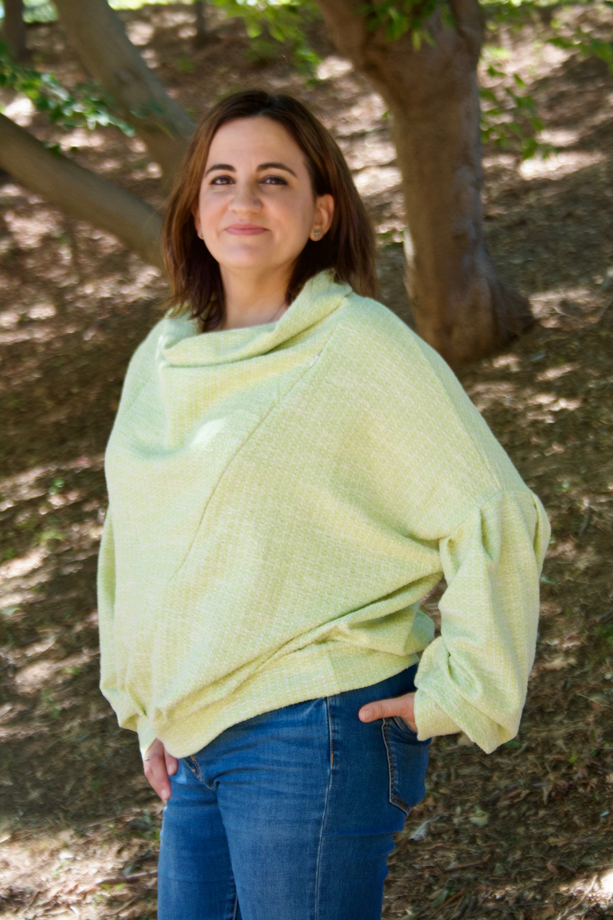 Sudadera de lactancia en verde lima pastel oversize con cuello desbocado, mangas abullonadas, vaqueros y botines marrones