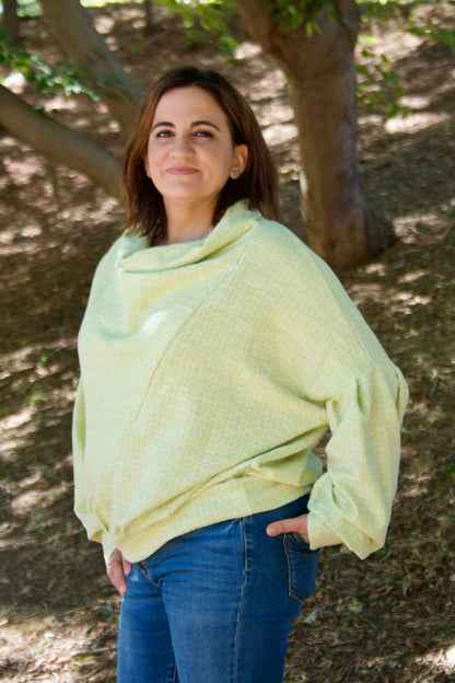 Sudadera de lactancia en verde lima pastel oversize con cuello desbocado, mangas abullonadas, vaqueros y botines marrones