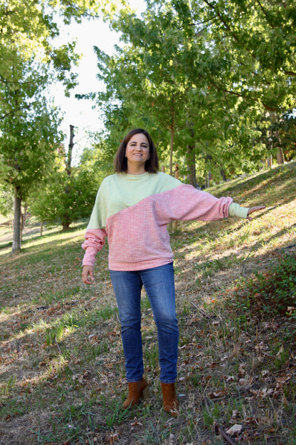 Jersey de lactancia bicolor en punto texturizado verde menta y rosa, con corte holgado y diseño asimétrico.