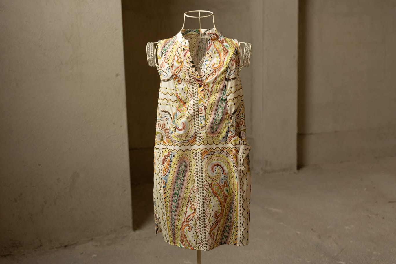 Vestido corto de lactancia. Estampado étnico .