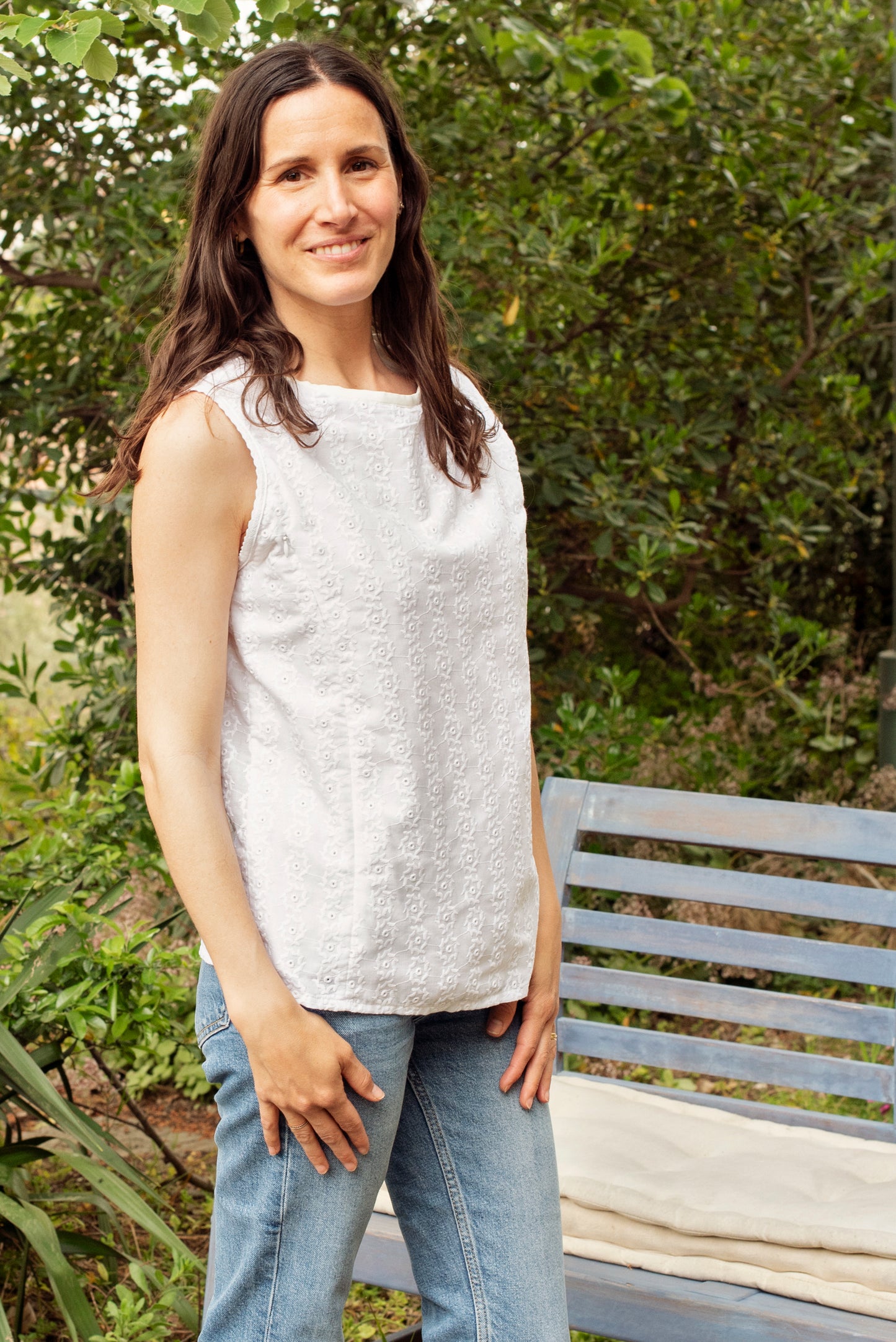 Blusa de lactancia Rhea | Tejido broderie, sin mangas